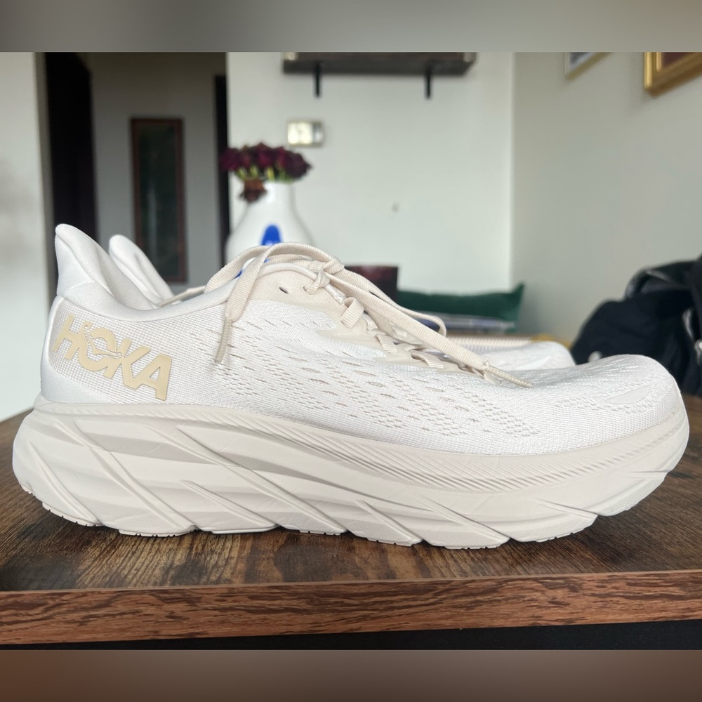 HOKA Mens Clifton 8- Size 9